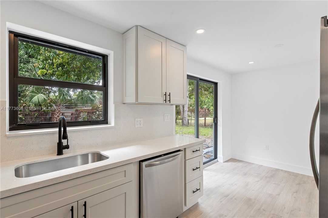 Недавно продано: $465,000 (3 спален, 2 ванн, 1102 Квадратных фут)