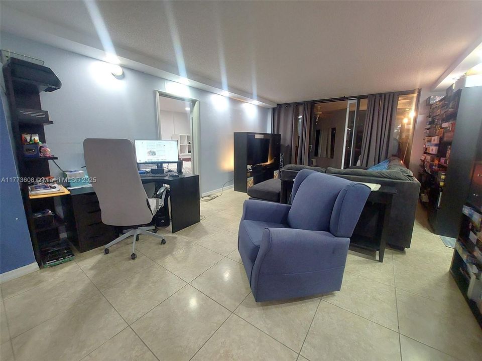 For Sale: $349,000 (2 beds, 2 baths, 1273 Square Feet)