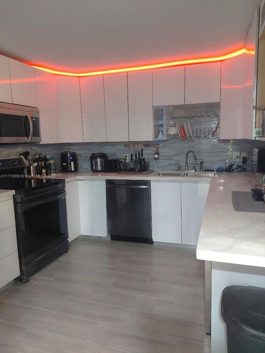 For Sale: $349,000 (2 beds, 2 baths, 1273 Square Feet)