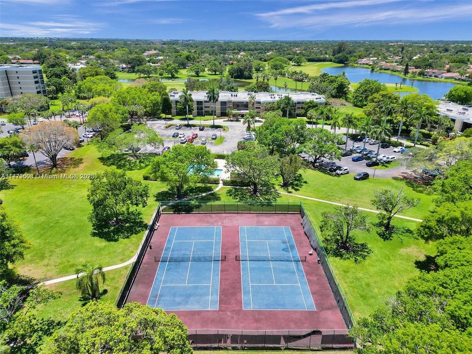 Tennis Courts in Complex