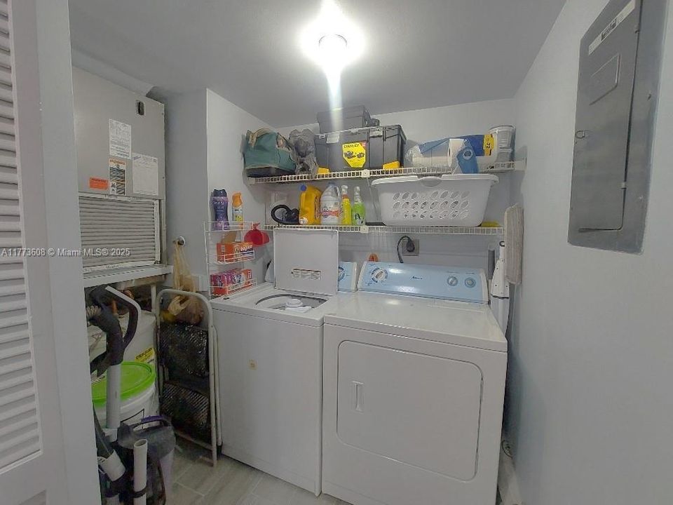 For Sale: $349,000 (2 beds, 2 baths, 1273 Square Feet)