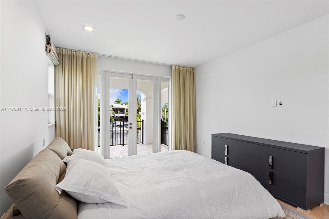 For Sale: $9,225,000 (6 beds, 5 baths, 4413 Square Feet)