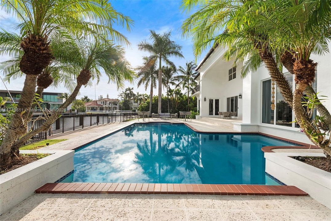 For Sale: $9,225,000 (6 beds, 5 baths, 4413 Square Feet)