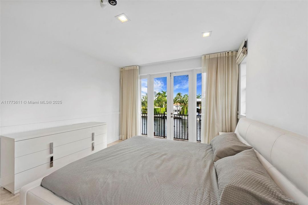 For Sale: $9,225,000 (6 beds, 5 baths, 4413 Square Feet)