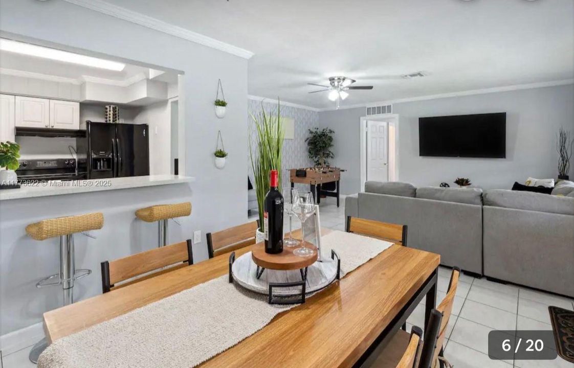 最近租的: $3,200 (3 贝兹, 2 浴室, 1610 平方英尺)