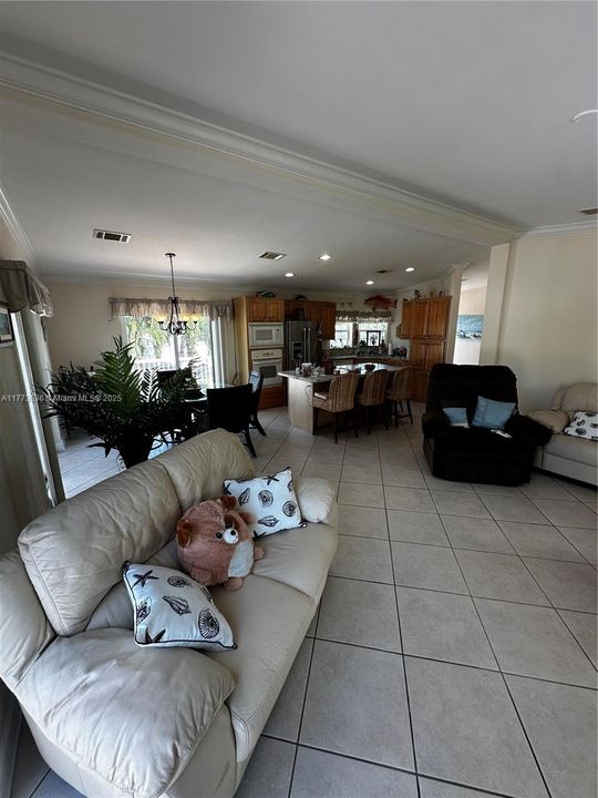 Vendido Recientemente: $1,099,999 (3 camas, 2 baños, 1512 Pies cuadrados)