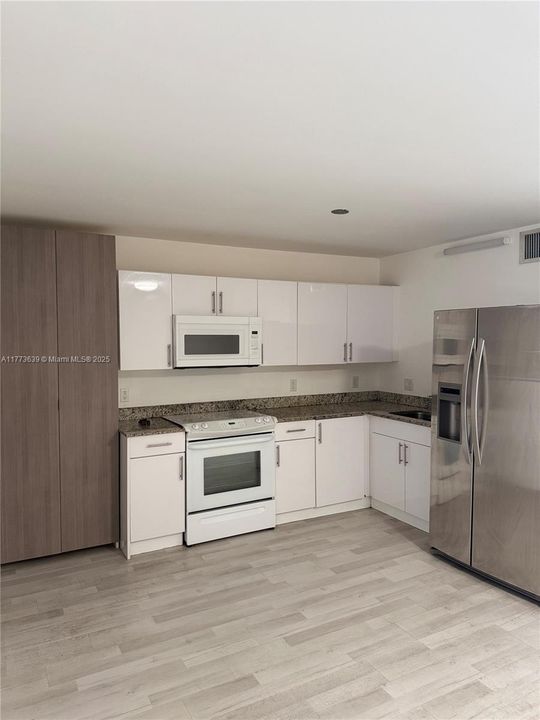 最近租的: $2,400 (2 贝兹, 2 浴室, 16054 平方英尺)