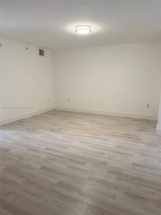 最近租的: $2,400 (2 贝兹, 2 浴室, 16054 平方英尺)