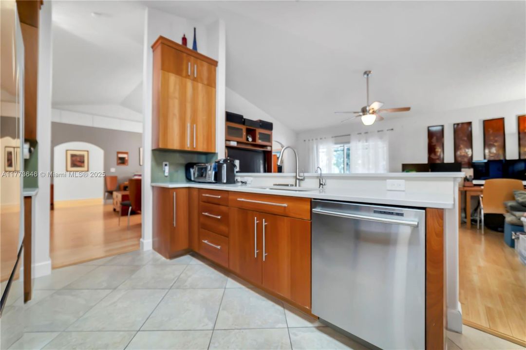 Vendido Recientemente: $649,000 (3 camas, 2 baños, 2064 Pies cuadrados)