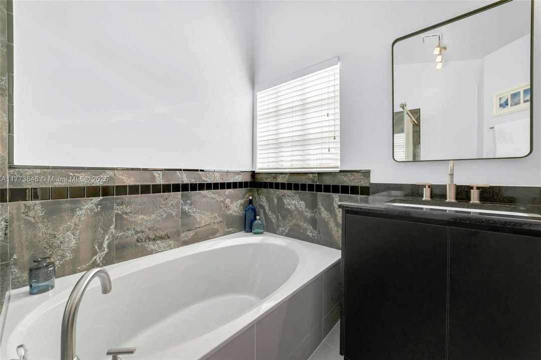 Vendido Recientemente: $649,000 (3 camas, 2 baños, 2064 Pies cuadrados)