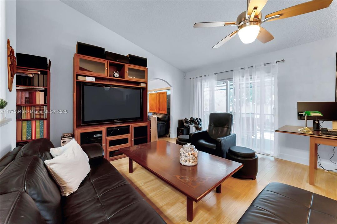 Vendido Recientemente: $649,000 (3 camas, 2 baños, 2064 Pies cuadrados)