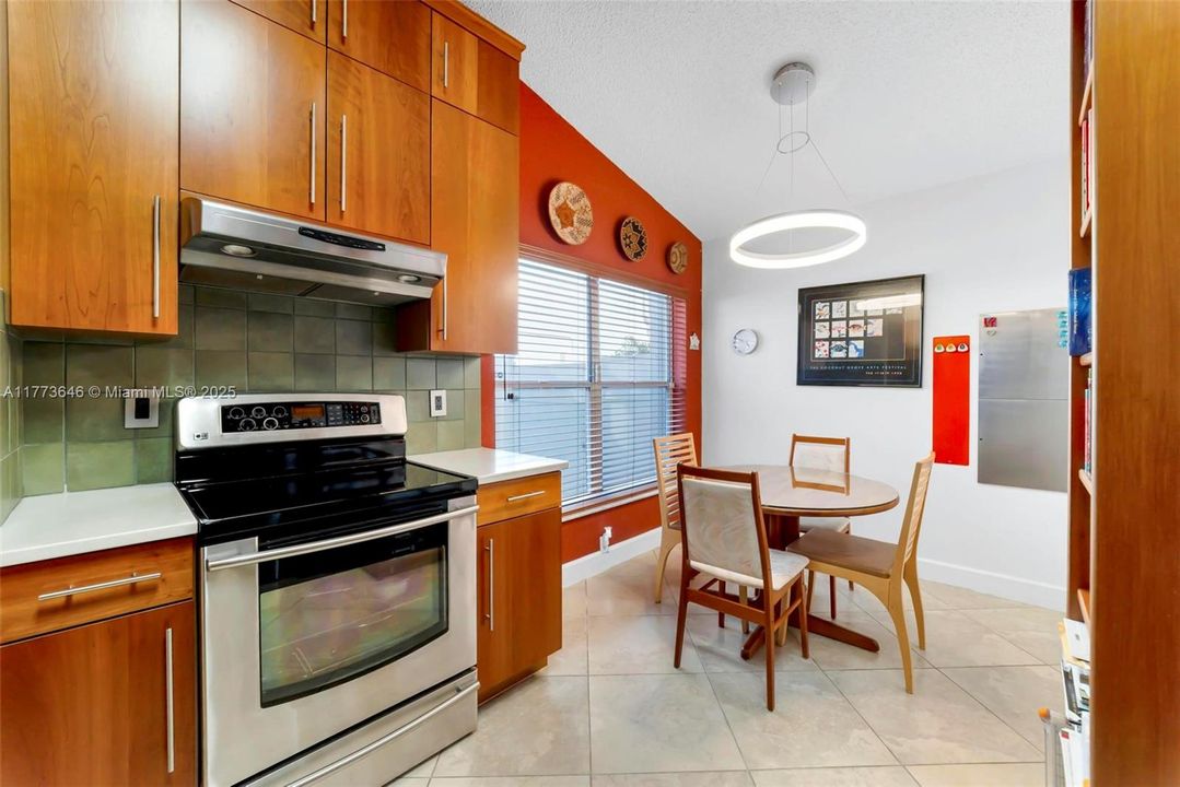 Vendido Recientemente: $649,000 (3 camas, 2 baños, 2064 Pies cuadrados)