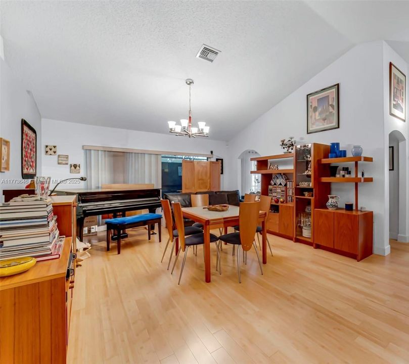 Vendido Recientemente: $649,000 (3 camas, 2 baños, 2064 Pies cuadrados)