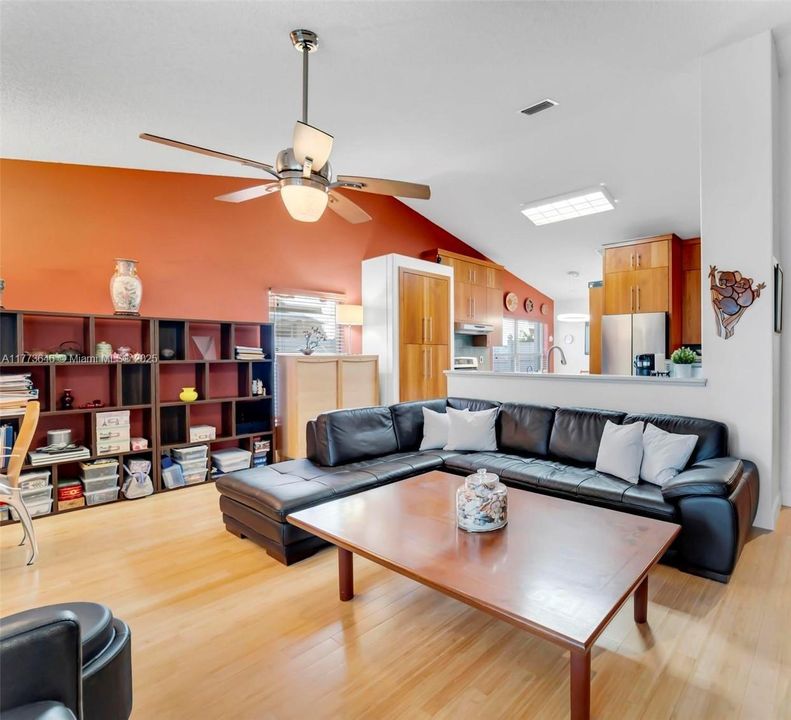 Vendido Recientemente: $649,000 (3 camas, 2 baños, 2064 Pies cuadrados)