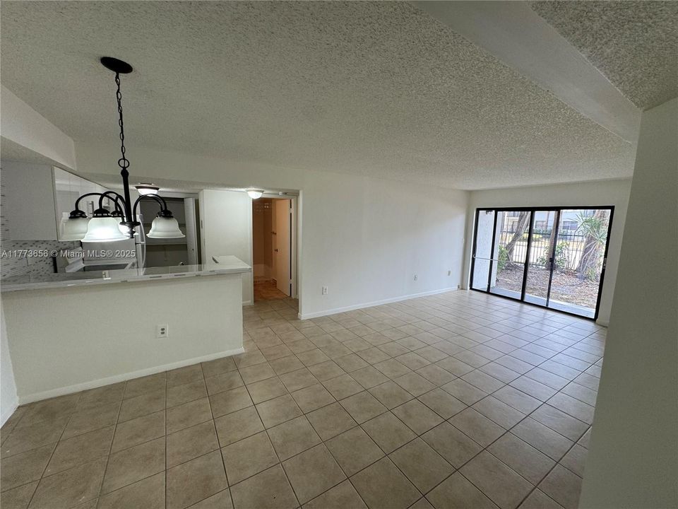 For Sale: $264,000 (2 beds, 2 baths, 976 Square Feet)