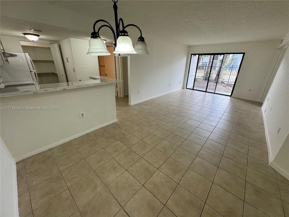 For Sale: $264,000 (2 beds, 2 baths, 976 Square Feet)