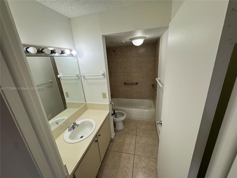 For Sale: $264,000 (2 beds, 2 baths, 976 Square Feet)