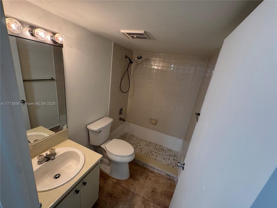 For Sale: $264,000 (2 beds, 2 baths, 976 Square Feet)
