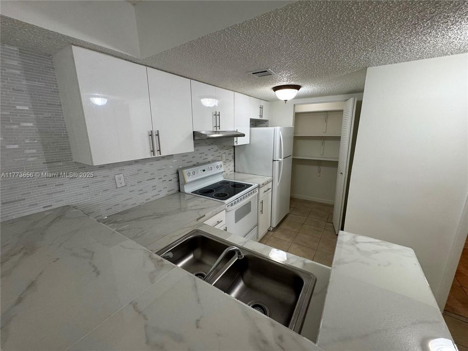 For Sale: $264,000 (2 beds, 2 baths, 976 Square Feet)