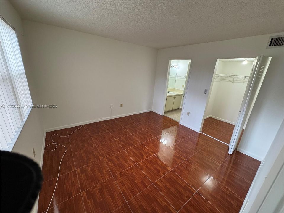 For Sale: $264,000 (2 beds, 2 baths, 976 Square Feet)