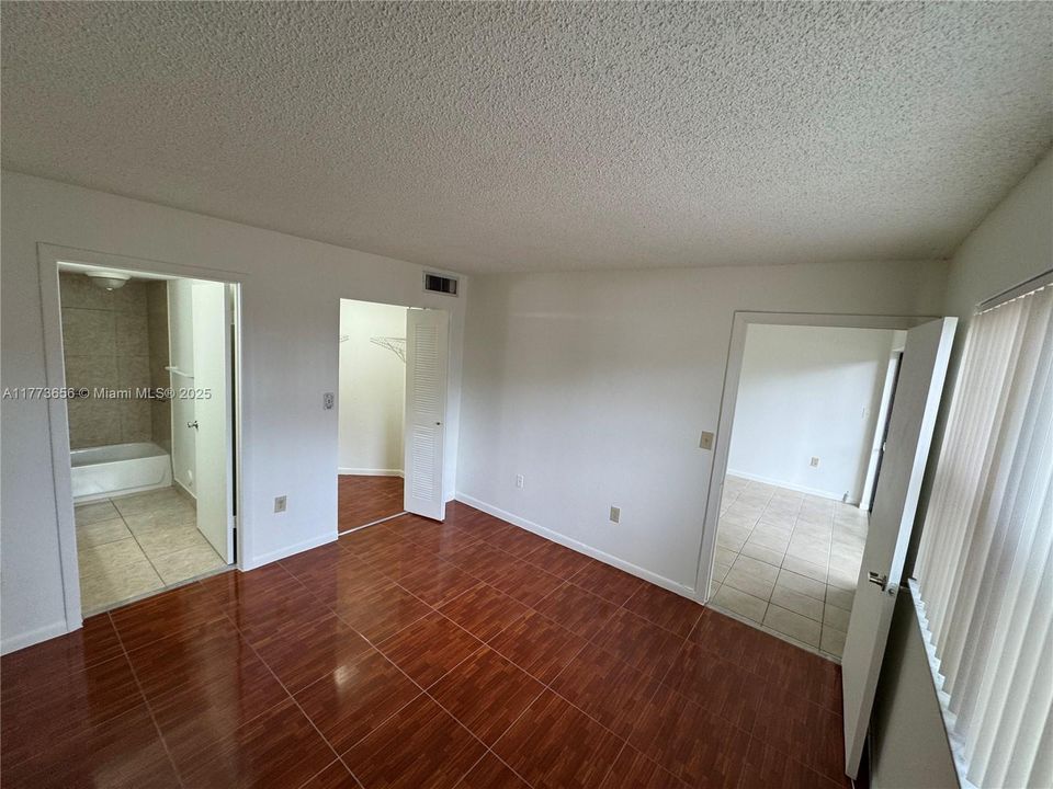 For Sale: $264,000 (2 beds, 2 baths, 976 Square Feet)