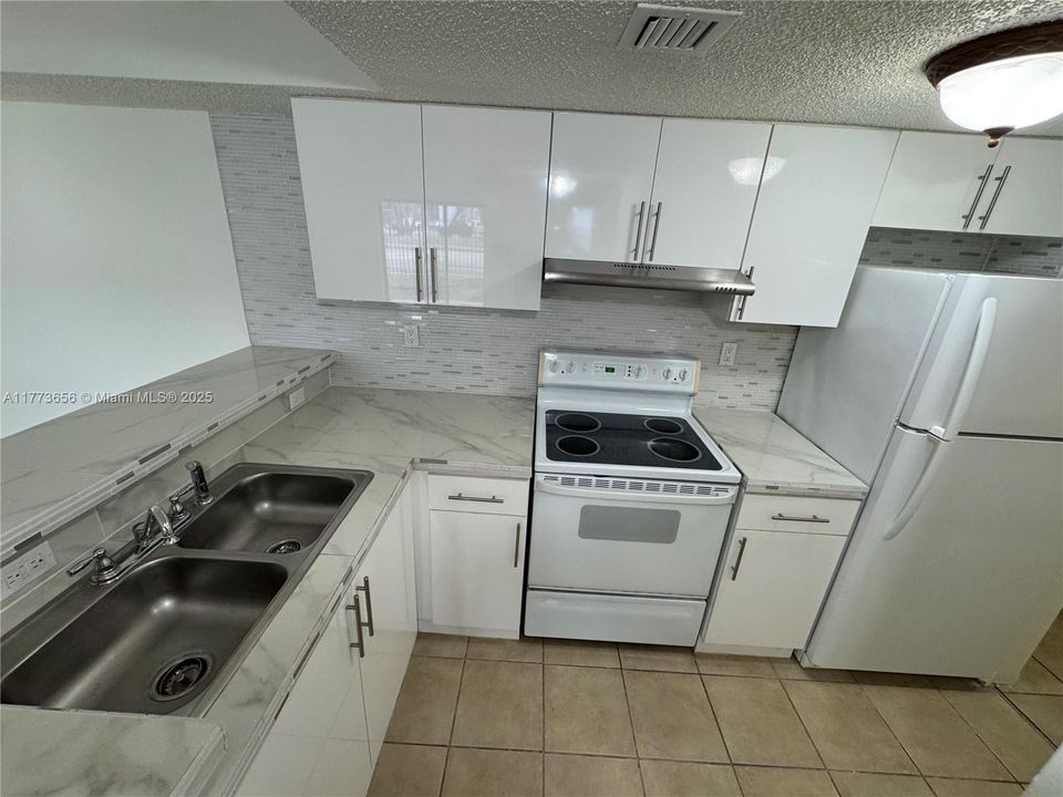 For Sale: $264,000 (2 beds, 2 baths, 976 Square Feet)