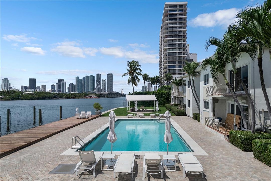 Recently Sold: $450,000 (1 beds, 1 baths, 697 Square Feet)