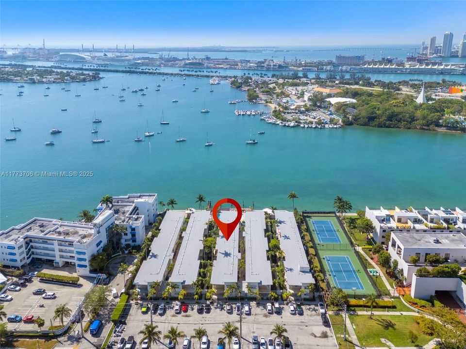 Recently Sold: $450,000 (1 beds, 1 baths, 697 Square Feet)