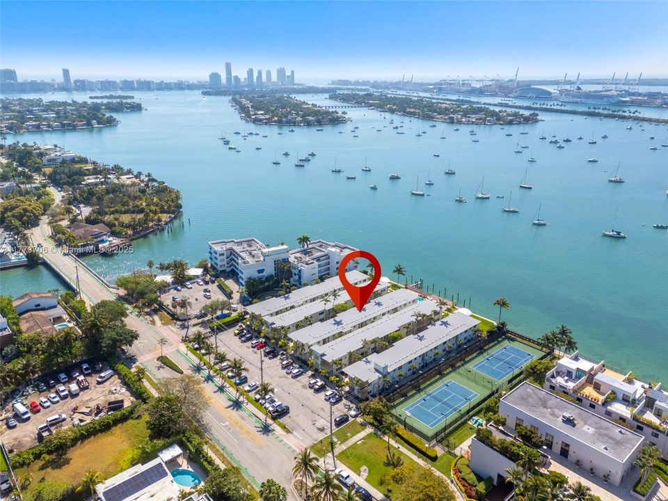 Recently Sold: $450,000 (1 beds, 1 baths, 697 Square Feet)