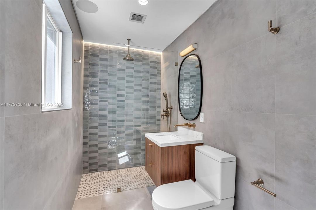 Recently Sold: $450,000 (1 beds, 1 baths, 697 Square Feet)
