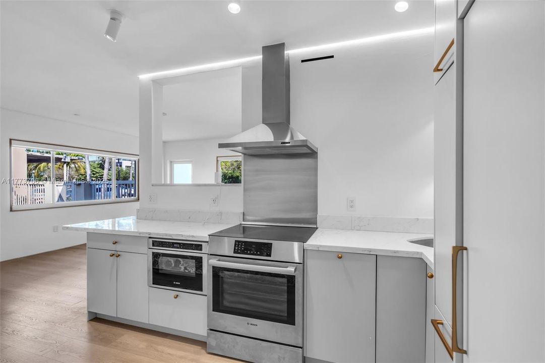 Recently Sold: $450,000 (1 beds, 1 baths, 697 Square Feet)