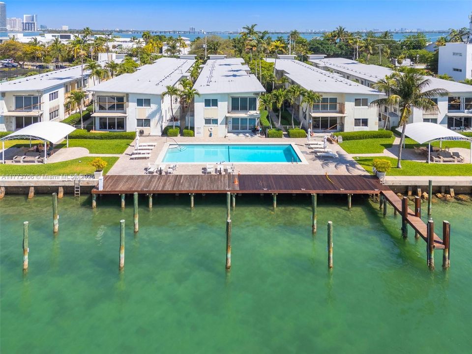 Recently Sold: $450,000 (1 beds, 1 baths, 697 Square Feet)