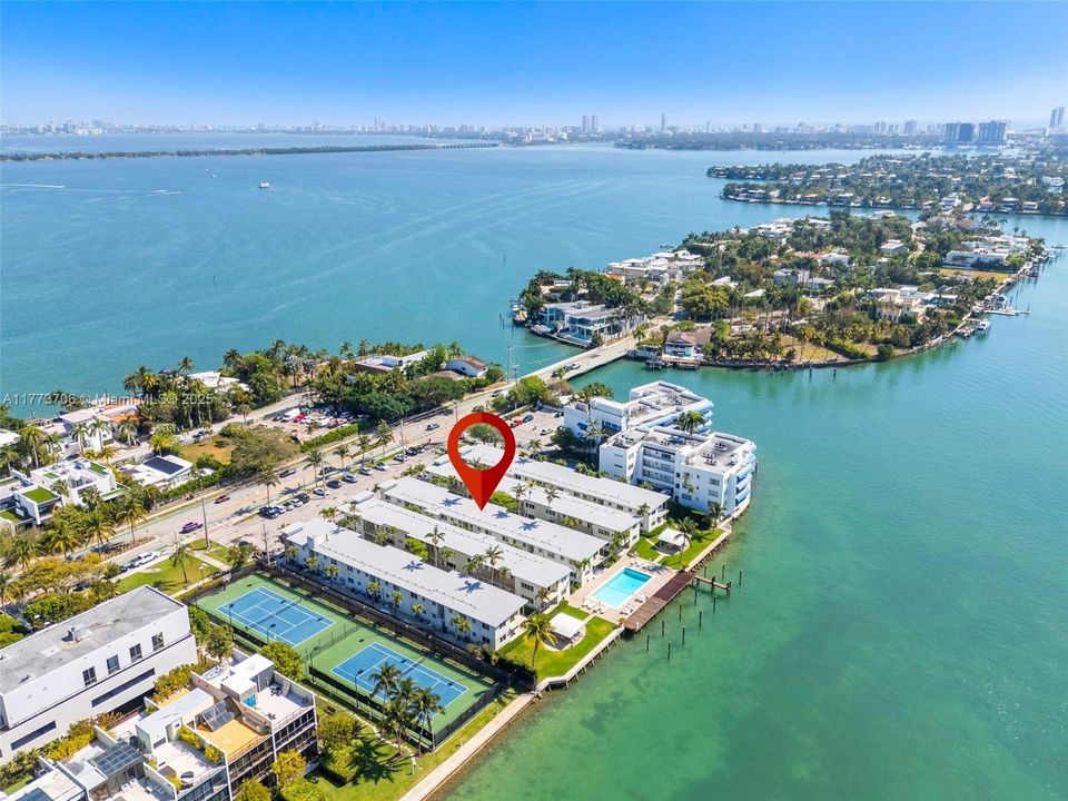 Recently Sold: $450,000 (1 beds, 1 baths, 697 Square Feet)