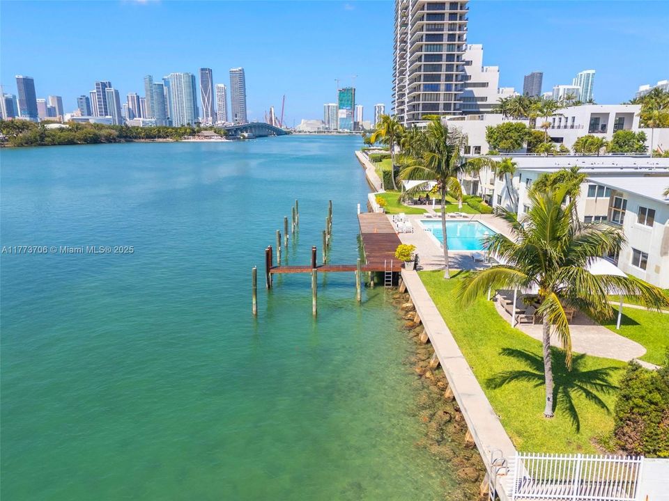 Recently Sold: $450,000 (1 beds, 1 baths, 697 Square Feet)