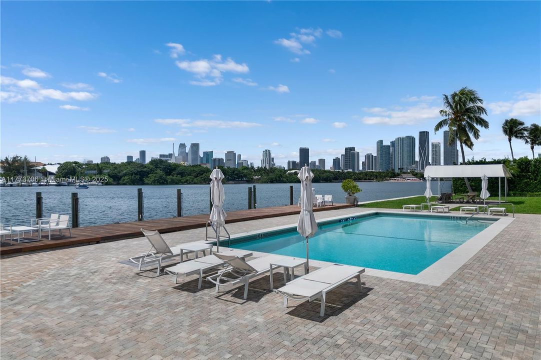 Recently Sold: $450,000 (1 beds, 1 baths, 697 Square Feet)