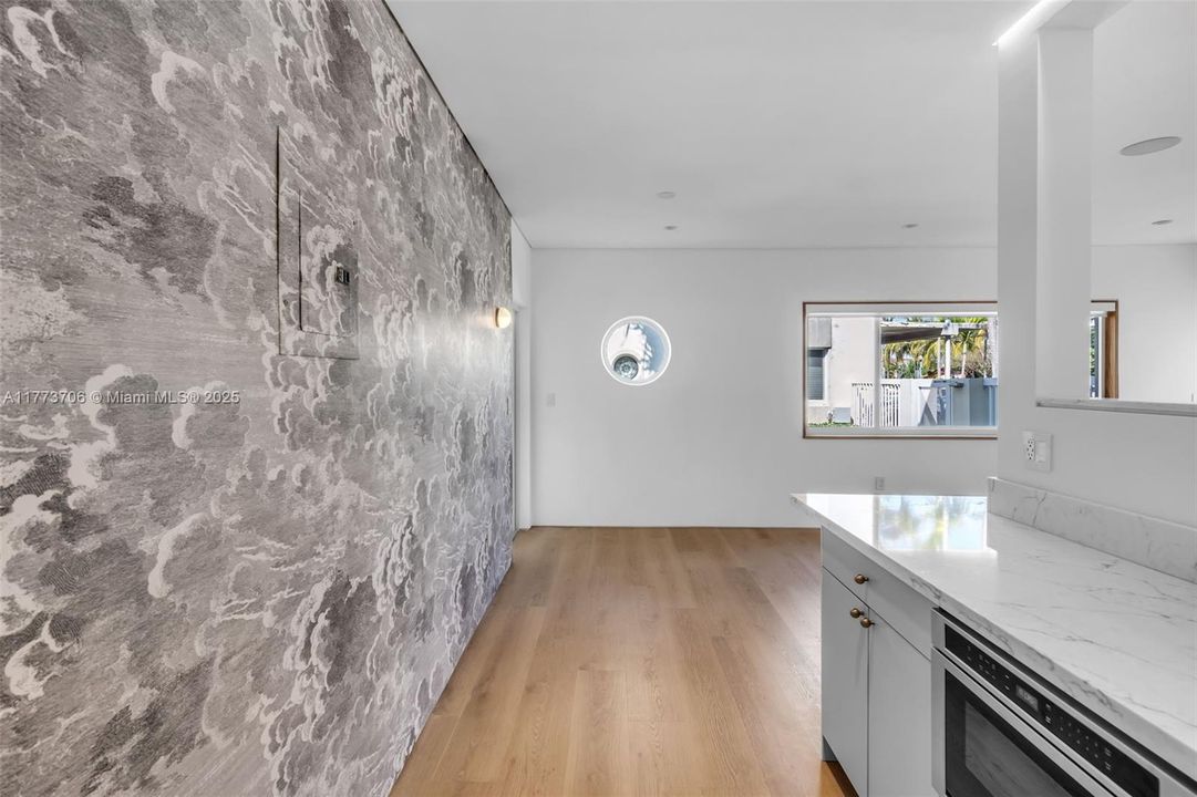 Recently Sold: $450,000 (1 beds, 1 baths, 697 Square Feet)