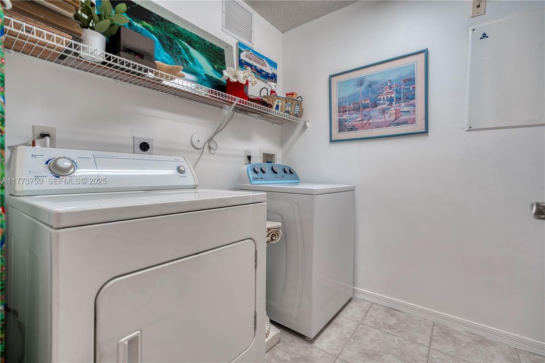 En Venta: $649,000 (3 camas, 2 baños, 1691 Pies cuadrados)