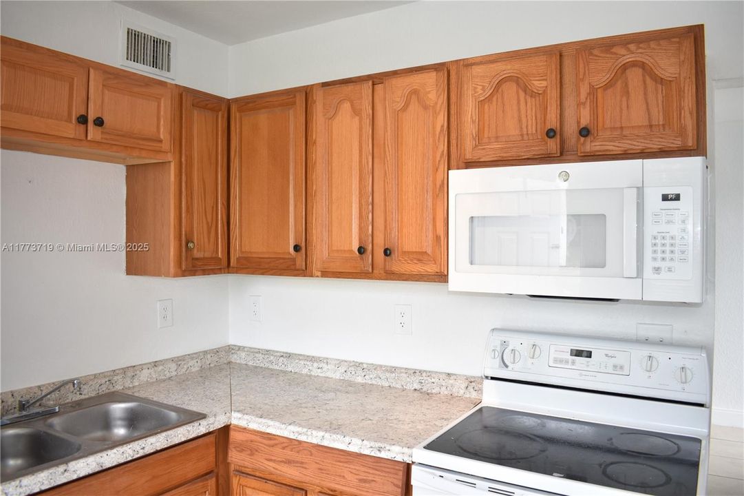 Recently Rented: $1,600 (2 beds, 1 baths, 700 Square Feet)