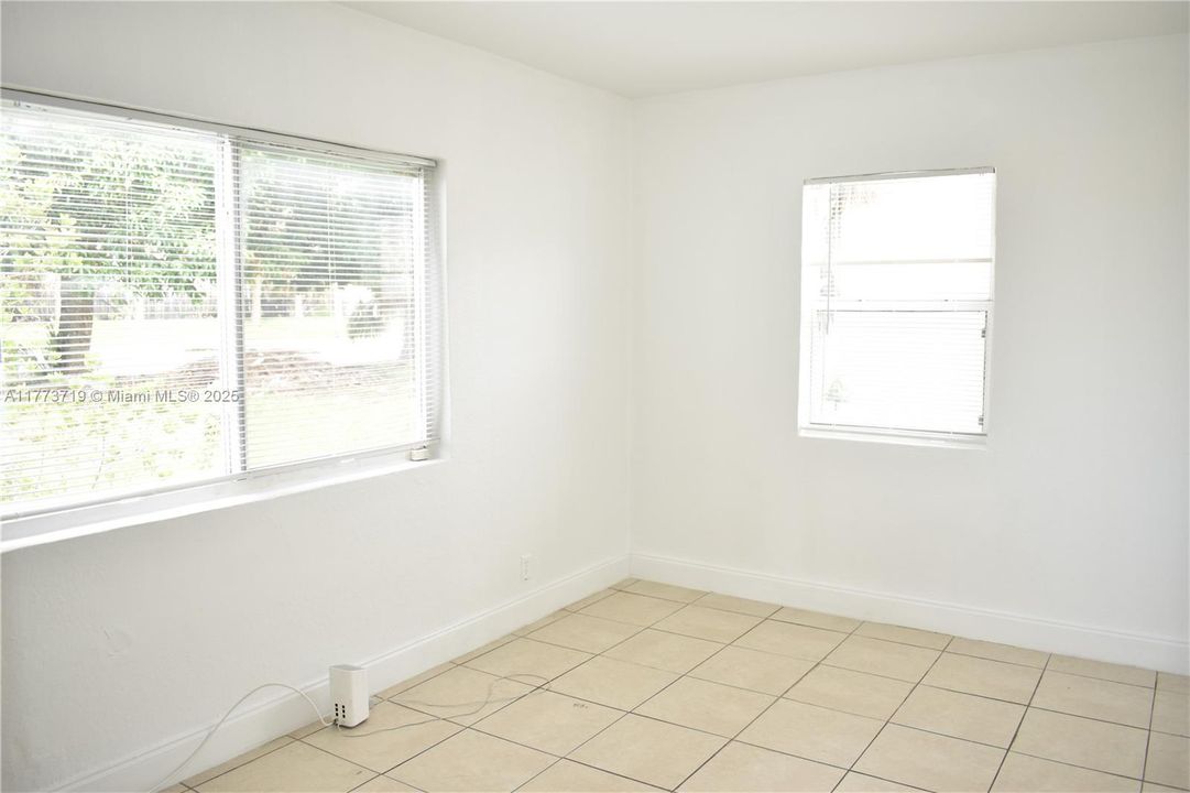 Recently Rented: $1,600 (2 beds, 1 baths, 700 Square Feet)