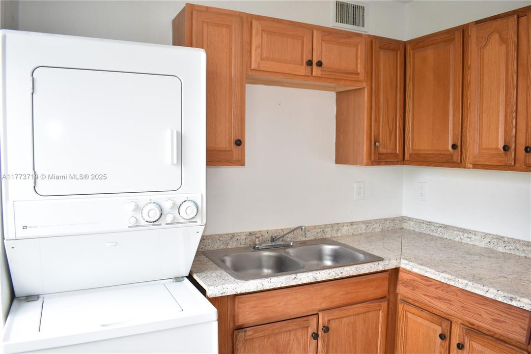 Recently Rented: $1,600 (2 beds, 1 baths, 700 Square Feet)