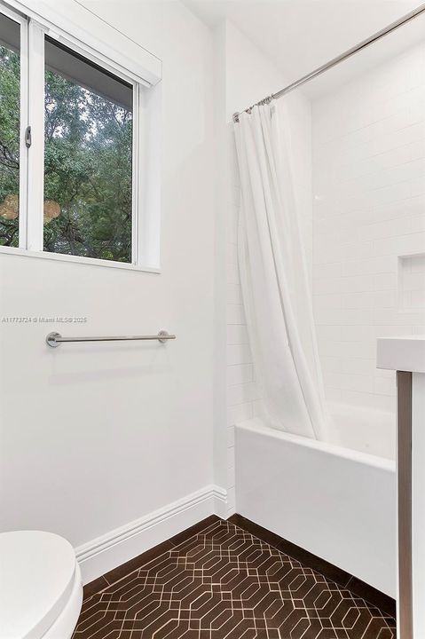 Recently Rented: $6,700 (3 beds, 2 baths, 2172 Square Feet)