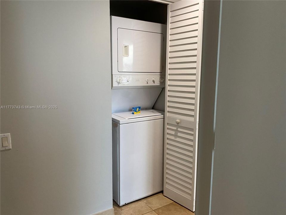 Recently Sold: $628,900 (1 beds, 1 baths, 688 Square Feet)