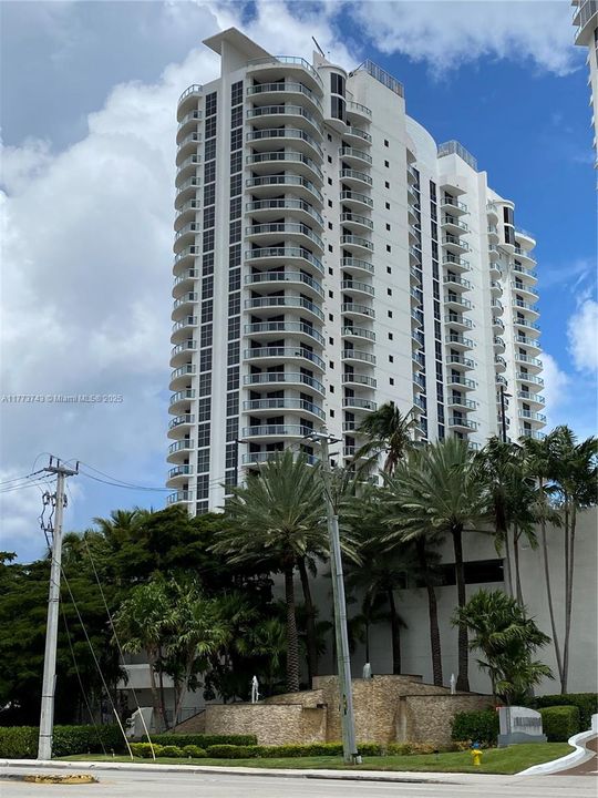 Recently Sold: $628,900 (1 beds, 1 baths, 688 Square Feet)