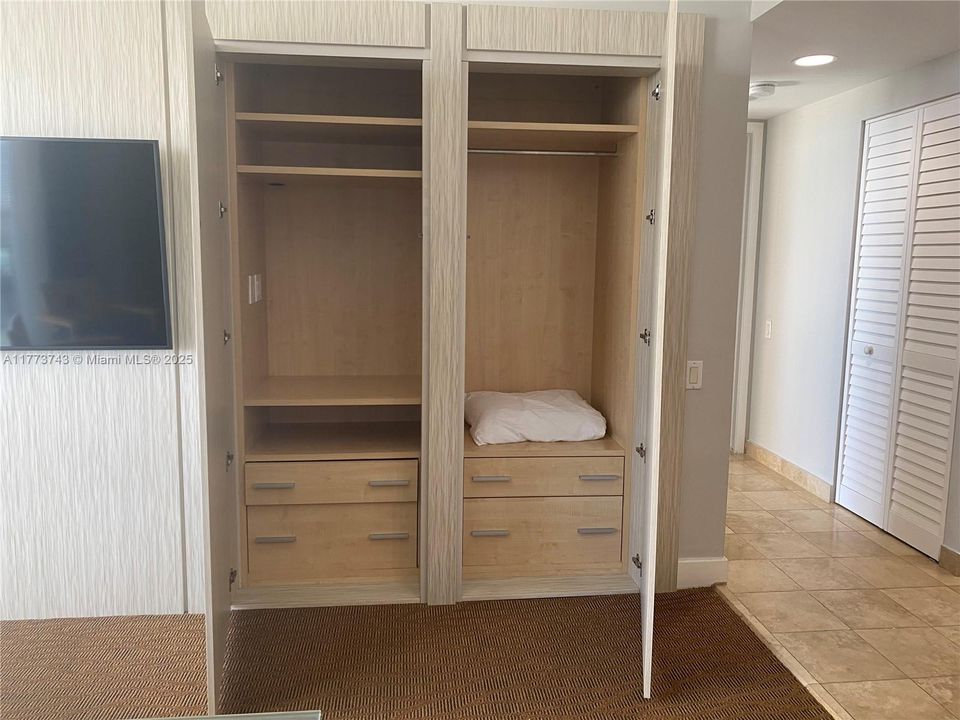 Recently Sold: $628,900 (1 beds, 1 baths, 688 Square Feet)