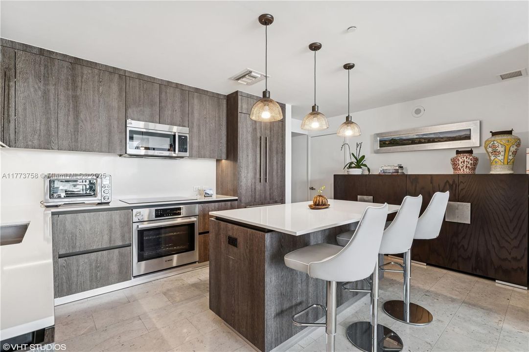 最近租的: $6,150 (2 贝兹, 2 浴室, 1383 平方英尺)