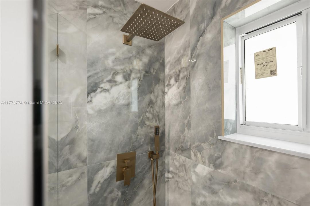 Recently Sold: $290,000 (2 beds, 2 baths, 1331 Square Feet)