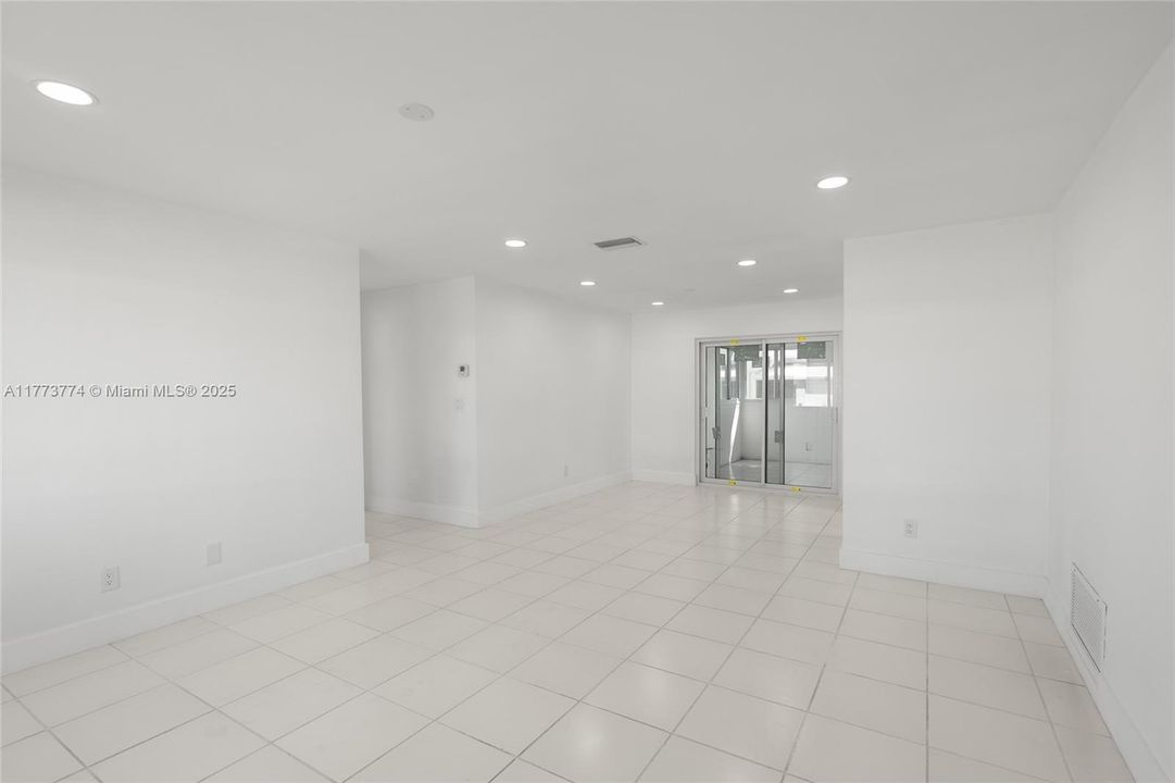 Recently Sold: $290,000 (2 beds, 2 baths, 1331 Square Feet)