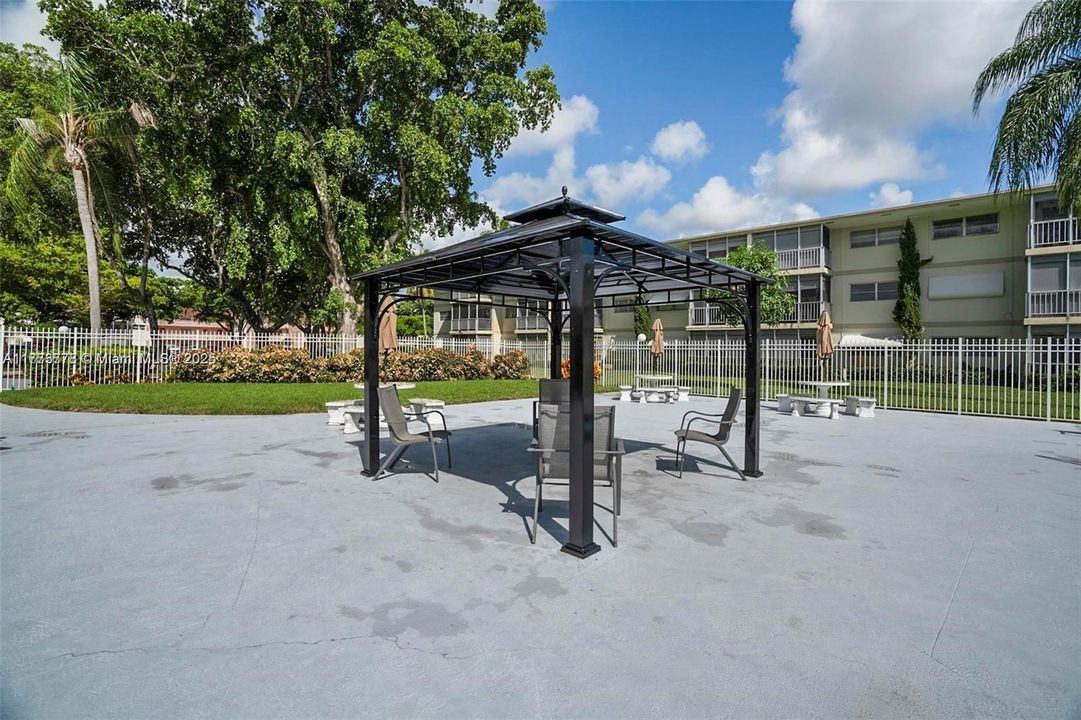 For Sale: $124,900 (1 beds, 1 baths, 672 Square Feet)