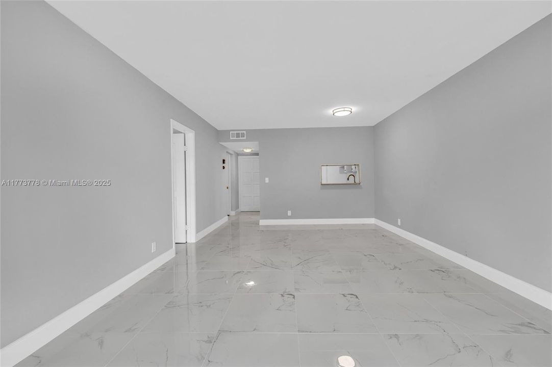 For Sale: $124,900 (1 beds, 1 baths, 672 Square Feet)