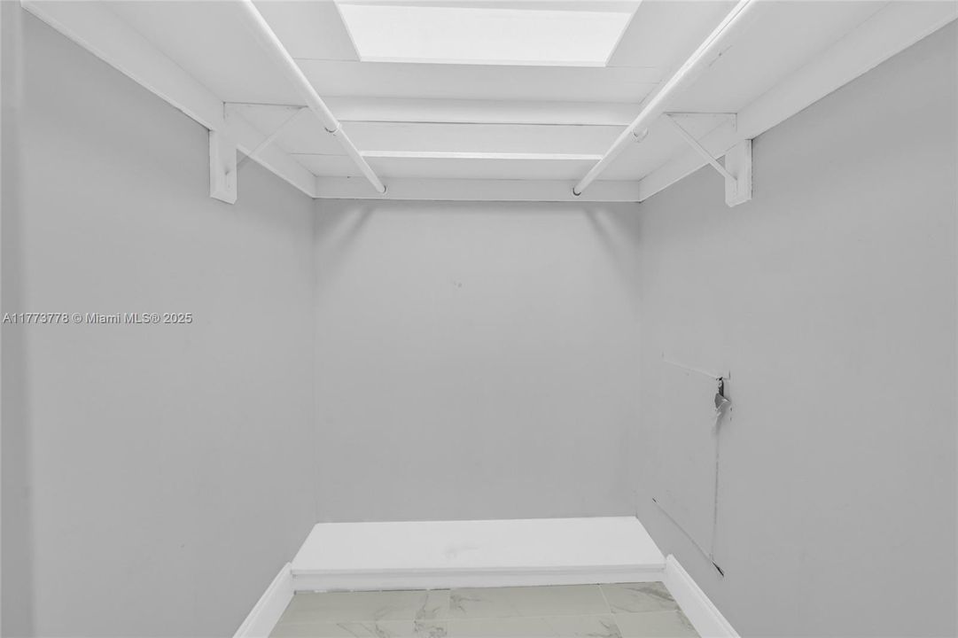 For Sale: $124,900 (1 beds, 1 baths, 672 Square Feet)